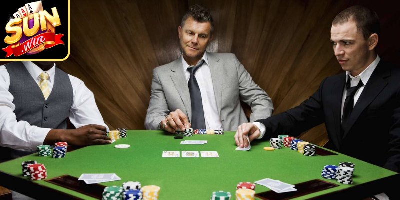Cách đọc bài đối thủ trong Poker với ánh mắt theo dõi chip